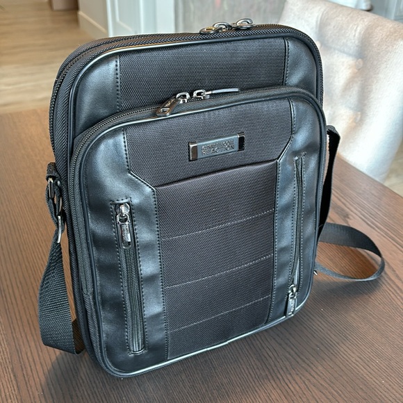 Kenneth Cole Reaction Cross Body Travel Bag - Picture 3 of 8
